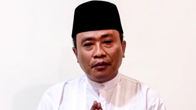 Kepala Kanwil Kemenag NTB, Zamroni Azis, meminta maaf setelah video viral melempar tiang mikrofon. Ia menyebut kejadian itu sebagai kekhilafan pribadi.
