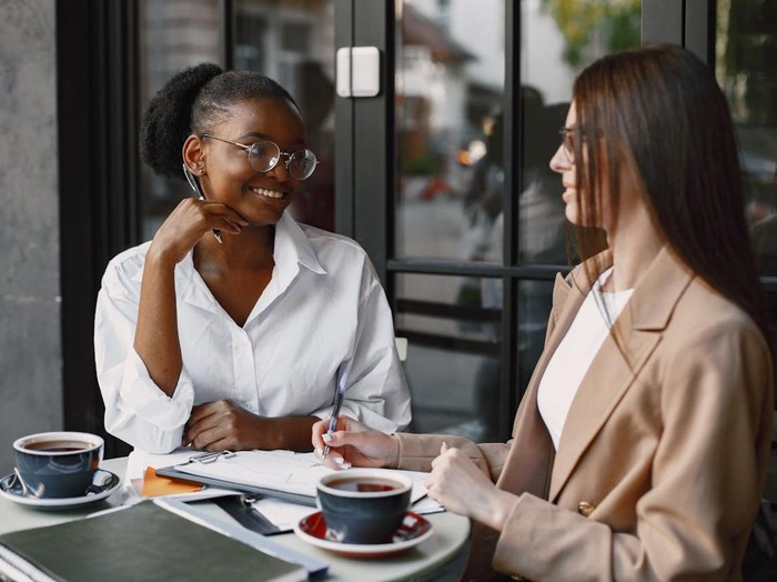 Tidak jarang, teman yang dulunya sering bersama kini jarang ditemui karena kesibukan. Jadwal kerja padat, tanggung jawab keluarga, atau prioritas hidup lain bisa mengurangi waktu untuk bersosialisasi.