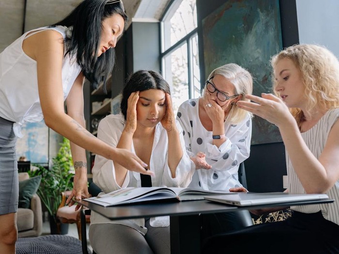 Perubahan cara berkomunikasi tidak harus membuatmu kehilangan rasa dekat. Selama ada usaha dari kedua belah pihak, pertemanan masih bisa tetap terjaga, meski bentuk interaksinya berbeda.