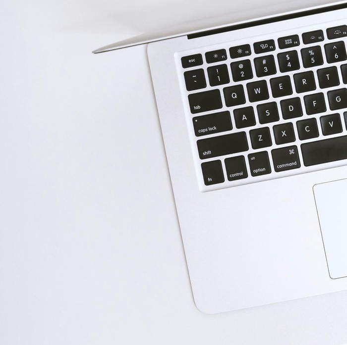 Banyak produsen elektronik seperti ponsel dan laptop yang mencantumkan rentang suhu optimal dan secara khusus memperingatkan agar tidak meninggalkan perangkat di dalam mobil karena perangkat dapat mati atau mulai mengalami kerusakan.