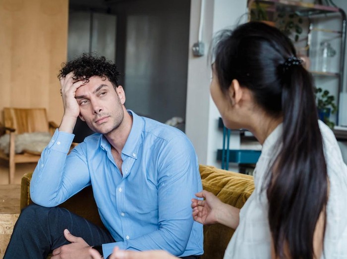 Cinta membuatmu rela menerima kekurangan pasangan. Namun, jika kamu lebih sering mengeluh daripada bersyukur atas kebersamaan, mungkin perasaanmu sudah berubah.