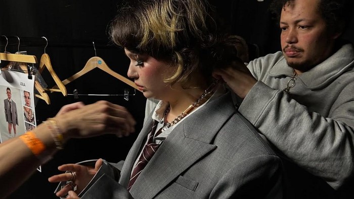 Lola Young debut sebagai model sekaligus tampil di runway H&M London Fashion Week 2026. Dari musik hingga fashion, ia mencuri perhatian audiens./Foto: Instagram/lolayounggg