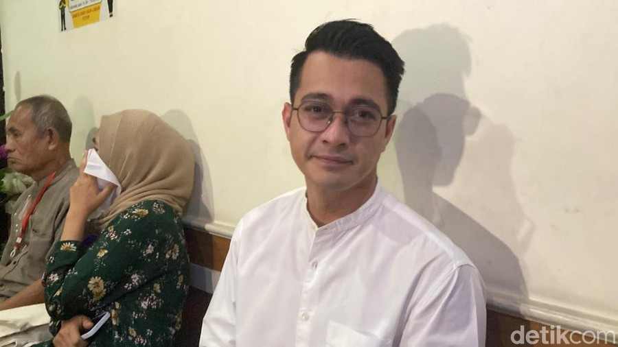 Meiza Aulia Coritha dan Eza Gionino Meiza Aulia Coritho dan Eza Gionino hadiri sidang perdana cerai di Pengadilan Agama Cibinong, Senin (22/9/2025).