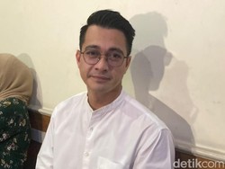 Eza Gionino Emosional Bertemu Anak-Istri di Mediasi Cerai