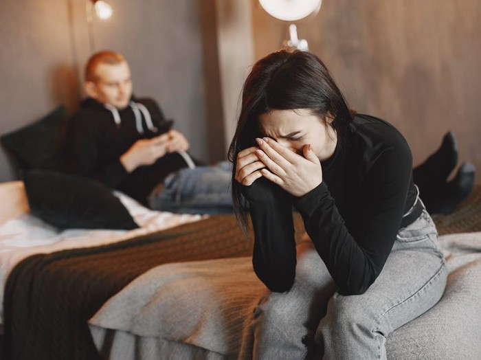 Kebersamaan seharusnya membawa kenyamanan. Namun, jika kamu tetap merasa kosong meski selalu bersama, itu tanda cinta sudah berkurang. Kamu mungkin hanya mencari pengisi waktu agar tidak merasa sendirian, bukan benar-benar menikmati hubungan.