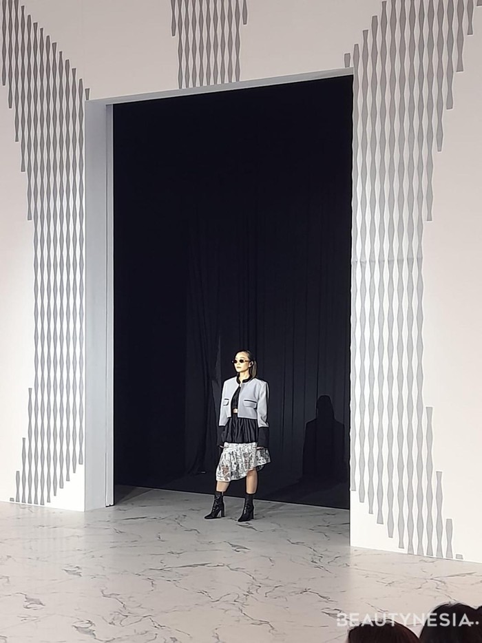 Tidak kalah menarik, pergelaran fashion show dari TS The Label kali ini juga dimeriahkan dengan penampilan dari penyanyi Indonesia, Rinni Wulandari./ Foto: Sierra/Beautynesia