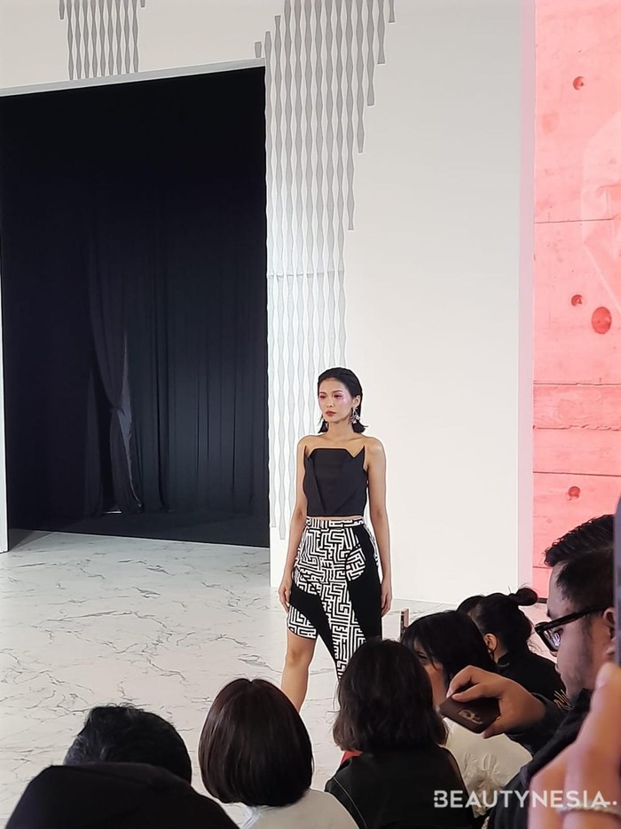 Kali ini, TS The Label mempersembahkan koleksi bertajuk Monochrome Maven./ Foto: Sierra/Beautynesia