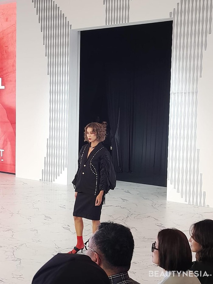 Dalam beberapa koleksi yang dipamerkan, kamu bisa melihat desain-desain yang minimalis namun tetap terlihat kuat./ Foto: Sierra/Beautynesia