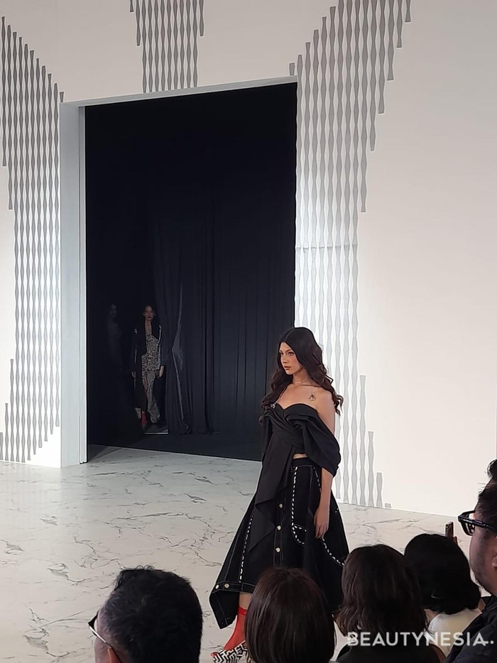 Monochrome Maven dari TS The Label juga dideskripsikan sebagai sebuah karya yang menampilkan kekuatan dalam kesederhanaan hitam dan putih./ Foto: Sierra/Beautynesia