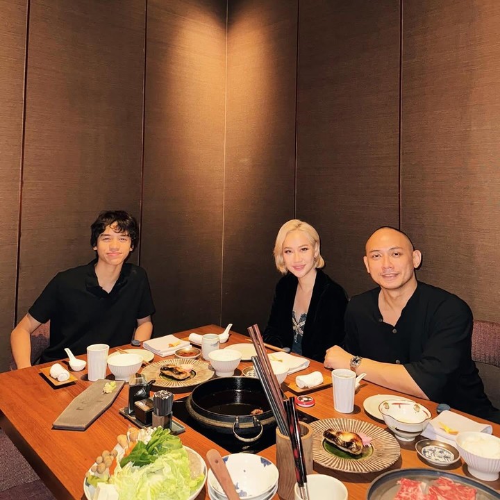 <p>Pada postingan itu, terlihat Noah merayakan hari spesialnya bersama sang Bunda dan ayah sambungnya, Tiko Aryawardhana, di restoran favoritnya. Ketiganya kompak menggunakan baju warna hitam. "Hanya kami bertiga, di salah satu tempat favoritnya,&rdquo; ungkap penyanyi 42 tahun ini. (Foto: Instagram@itsmebcl)</p>