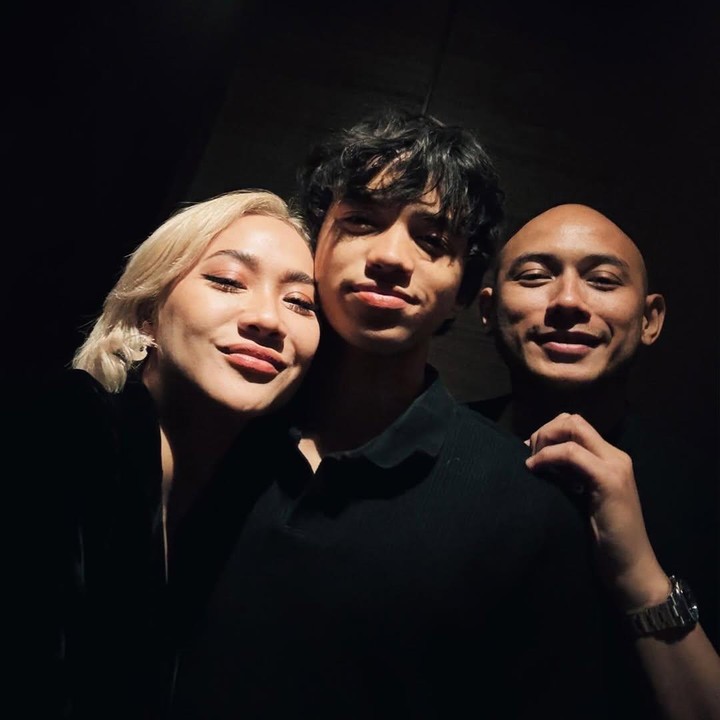 <p>Tak hanya itu, sang Bunda pun mengunggah foto Noah dan melengkapinya dengan kata-kata menyentuh. &ldquo;Aku masih ingat hari aku melahirkanmu&hellip;salah satu hari terindah dalam hidupku.. Aku tidak pernah menyangka seorang manusia kecil bisa mengubahku begitu banyak&hellip;karena kamu, aku telah belajar banyal hal, dan aku telah menjadi versi yang lebih baik dari diriu sendiri. Aku harap kamu tahu betapa banyak kebahagiaan yang kamu bawa ke dalam hidupku hanya dengan menjadi dirimu,&rdquo; ujar BCL. &ldquo;Selamat ulang tahun sayang..Aku tahu kamu sudah remaja sekarang, menjadi pemuda, mulai membangun kehidupan sendiri, lingkaran teman sendiri, dan membuat pilihan sendiri..Nikmati perjalanan, suka, dan duka.. Tetap bertanggung jawab, dan tetap jujur pada diri sendiri.&rdquo; (Foto: Instagram@itsmebcl)</p>