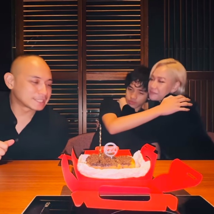 <p>Sementara itu, Tiko juga memberikan ucapan dan doa terbaik untuk putra sambungnya ini. &ldquo;Selamat ulang tahun ke-15 <em>@noah.sinclair.</em> Kamu telah tumbuh begitu banyak dalam beberapa tahun terakhir ini terutama tinggi badan kamu! Hampir saja melampaui saya&hellip;Kamu sudah remaja sekarang. Aku bisa melihat perbedaannya bukan hanya fisik tapi mentalmu juga. Semua yang bisa saya katakan&hellip;Kamu cukup menikmati waktu kamu menjadi remaja dapatkan banyak pengalaman yang kamu bisa dan belajar dari itu. Aku mencintaimu,&rdquo; tuturnya, dikutip dari laman Instagram <em>@tikoaryawardhana.</em> (Foto: Instagram@itsmebcl)</p>