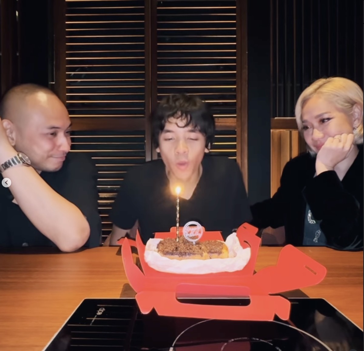 Noah Sinclair ulang tahun ke-15&period;