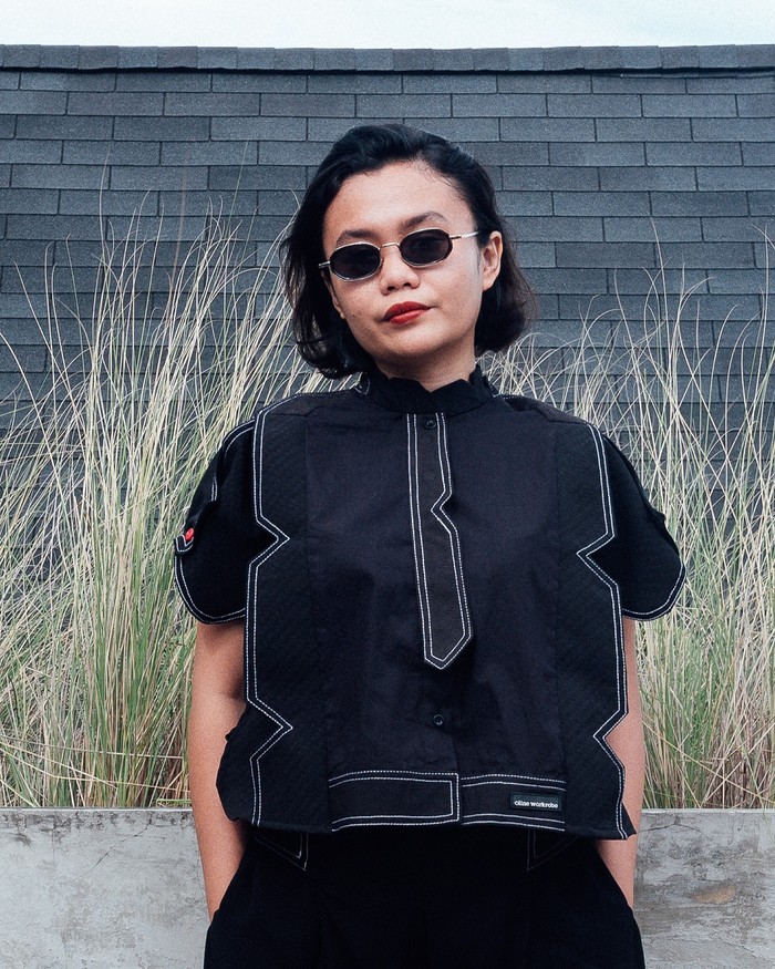 Oline Workrobe hadirkan siluet workwear kekinian. Desain berdetail maksimalis terinspirasi arsitektur, interior, dan seni.