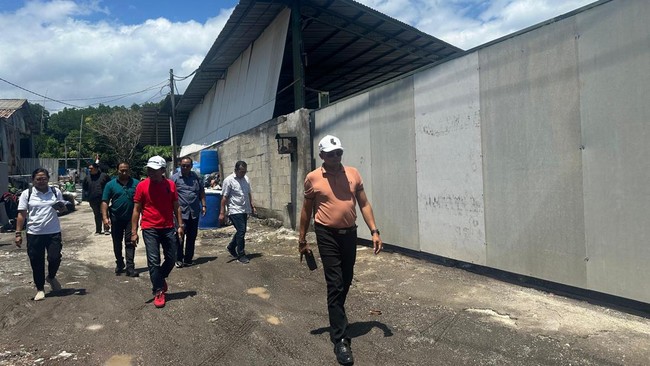 Kepala BPN Bali meninjau pabrik diduga milik WN Rusia di kawasan Tahura. Lahan itu disebut bersertifikat milik WNI sejak 2017.