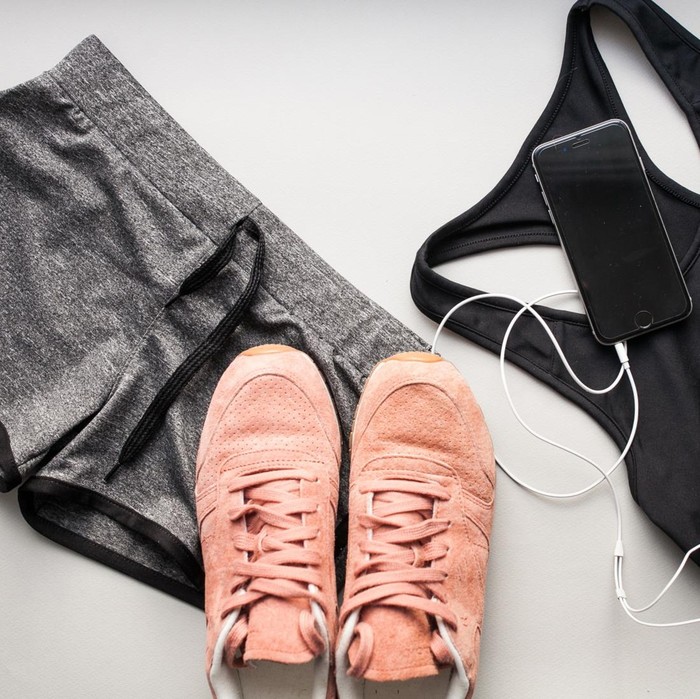 Meletakkan pakaian bekas olahraga bisa membuat mobil menjadi bau. Suhu mobil akan berubah menjadi panas ketika dalam keadaan tidak digunakan.

Sehingga apabila pakaian bekas olahraga disimpan di dalam mobil, maka sisa-sisa keringat yang ada di pakaian tersebut akan bercampur dengan panasnya mobil. Akibatnya, ruang mobil menjadi bau.