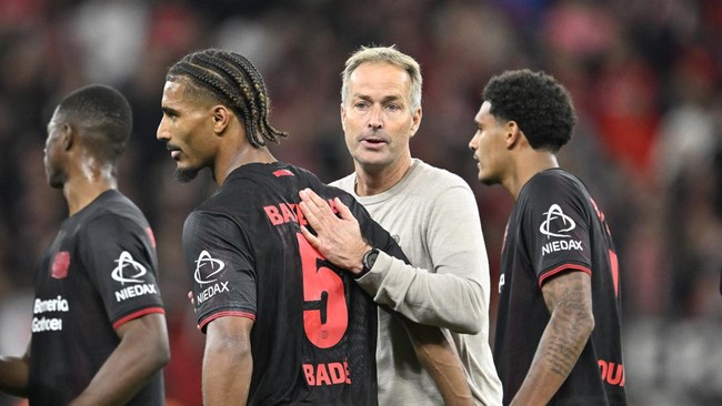 Pelatih Bayer Leverkusen, Kasper Hjulmand, kecewa setelah timnya ditahan imbang 1-1 Borussia Monchengladbach yang diperkuat Kevin Diks.