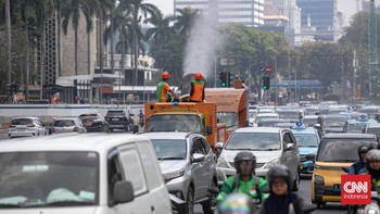 FOTO: Penyemprotan Water Mist di Monas hingga Bundaran HI