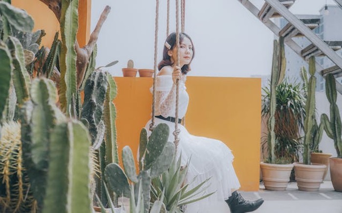 Perempuan percaya diri tidak melihat keberhasilan orang lain sebagai ancaman. Sebaliknya, mereka merasa terinspirasi dan memberikan pujian yang tulus.