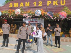 Perwira Remaja Akpol Turun ke SMA di Riau Bawa Semangat Tanam Pohon