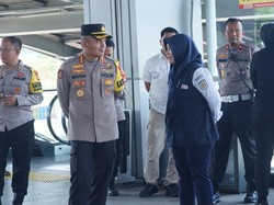 Polisi Sekat Massa di Stasiun Cikarang, Cegah Anarko Ikut Demo DPR