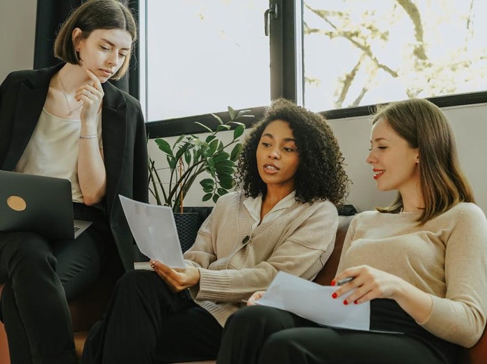 Teman yang dulu fokus pada persahabatan mungkin kini lebih memikirkan keluarga, karier, atau bahkan diri sendiri. Perubahan prioritas ini wajar dan tidak selalu berarti ia mengabaikanmu.
