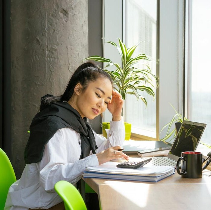 Meski bertahan di pekerjaan sekarang, kamu tetap perlu memikirkan langkah ke depan. Buat rencana jangka panjang, seperti menabung untuk pendidikan lanjutan, membangun usaha, atau mempersiapkan diri mencari pekerjaan baru.