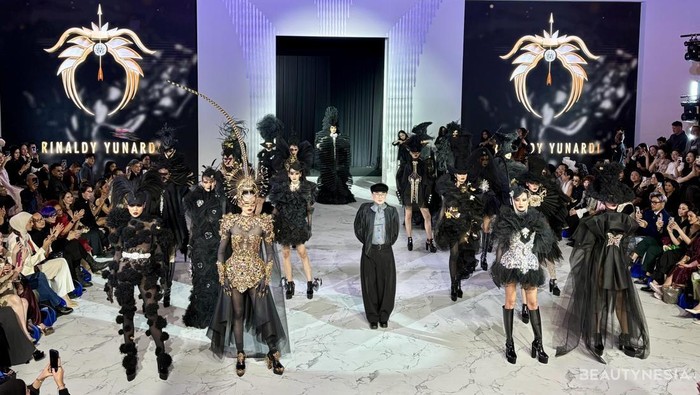 Rinaldy Yunardi tampil di Senayan City Fashion Nation XIX. Ia suguhkan 20 looks bertajuk 'NOCTILUME'.