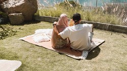 7 Potret Duka Riza Shahab & Istri Kehilangan Anak Kedua yang Meninggal 20 Hari Setelah Lahir