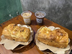 Kedai Merah: Cobain Roti Panas Isi Cokelat Keju yang Hits di Suryakencana