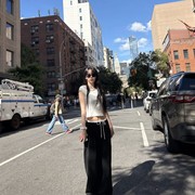 6 Inspirasi Gaya Pakai Celana Training ala Idol K-Pop untuk Tampilan 'Kalcer' yang Stylish