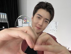 Sehun EXO Tampil Perdana Usai Wamil 2 Tahun, Siap Comeback Lewat Fanmeeting
