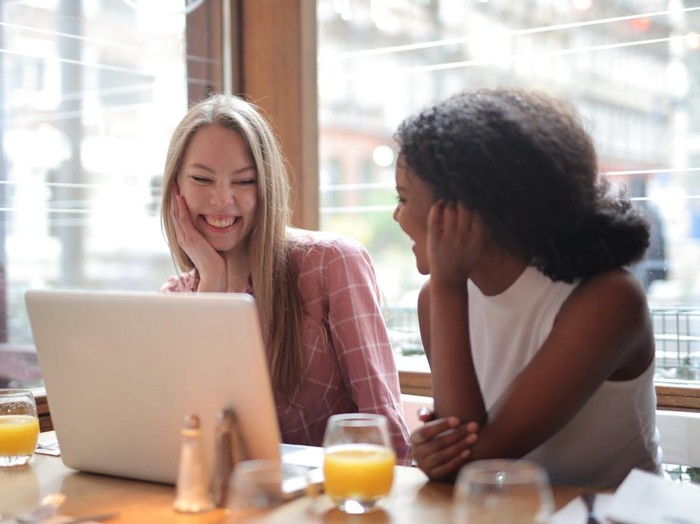 Perubahan adalah bagian alami dari hidup. Temanmu yang dulu selalu ada bisa saja berubah karena pekerjaan, keluarga, atau pengalaman hidup baru.