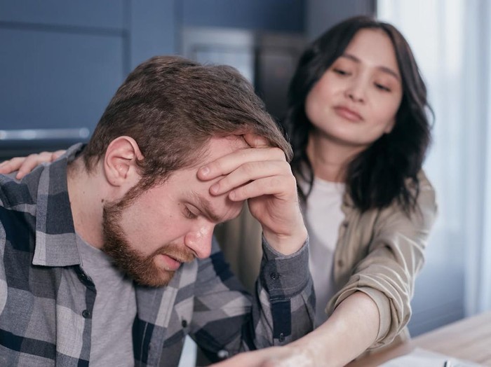 Sebagian orang bertahan bukan karena cinta, melainkan karena takut dengan label “sendiri”. Status hubungan sering kali dianggap sebagai pencapaian sosial.