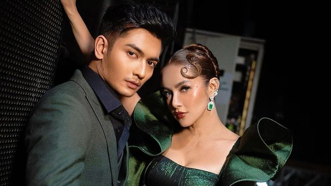 Teuku Ryan dan Olla Ramlan Tampil Kompak dengan Baju Pasangan