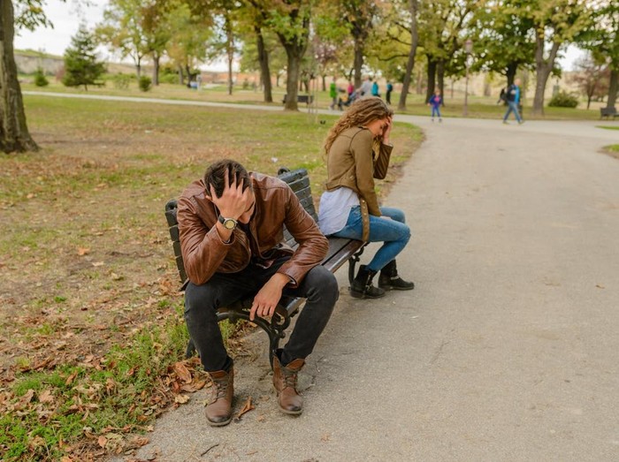 Jika cinta masih ada, biasanya seseorang akan berusaha menjaga hubungan tetap berjalan sehat. Namun, jika kamu sudah tidak peduli memperbaiki masalah, itu tanda perasaanmu mulai hilang.