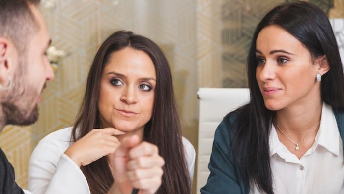 7 Kalimat yang Kedengarannya Biasa tapi Bikin Kamu Dianggap Kurang Open Minded