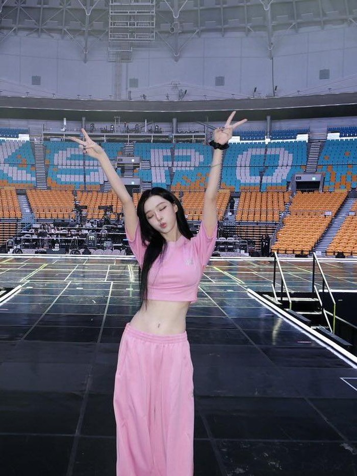 Warna pink yang dikenakan Winter suskses membuatnya jadi pusat perhatian. Tampilan cropped top dan celana wide-leg yang dikenakannya menciptakan tampilan yang nyaman dan stylish.