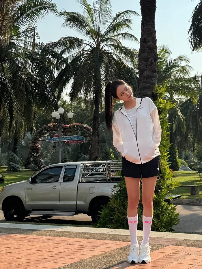 Outfit Yuna bisa menjadi inspirasi tampilan kalcer yang sempurna. Ia memadukan jaket tipis sebagai outer dengan celana pendek hitam yang nyaman.