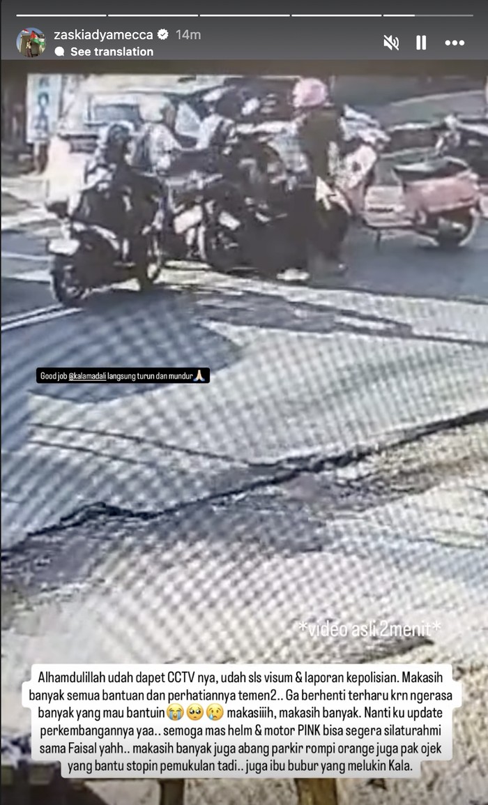 Video CCTV pemukulan terhadap pengantar anak Zaskia Adya Mecca oleh pemotor lawan arah.