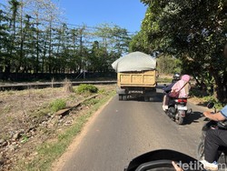 Truk Pengangkut Material Tambang di Moncongloe Abaikan Imbauan Bupati Maros