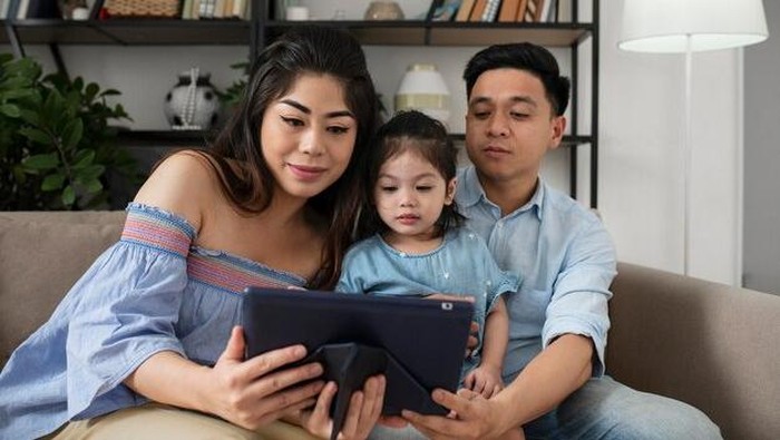 Aturan parenting 25 1-menit efektif buat anak terbuka lebih nyaman. Obrolan singkat konsisten terasa ringan, tanpa bikin anak kewalahan.