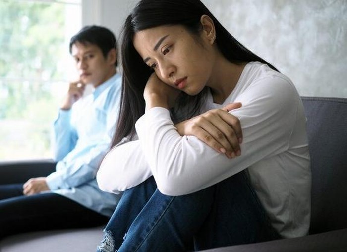 Kamu mungkin sering bersama pasangan secara fisik, tetapi tidak benar-benar hadir secara emosional. Pikiranmu sibuk dengan hal lain, dan interaksi terasa kosong.