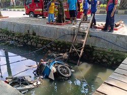 Pengemudi Kaget Terkena Dahan Pohon, Bentor Loncat ke Irigasi di Indramayu