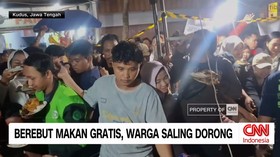 VIDEO: Berebut Makan Gratis, Warga Saling Dorong