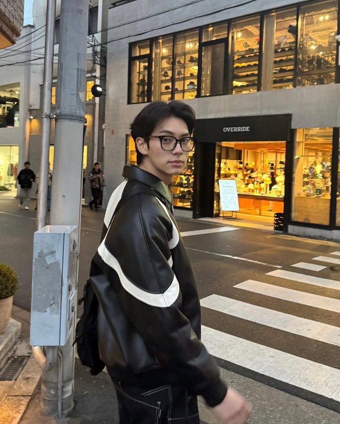 Berperan sebagai Raja Yi Hyeon, ia menjadi lawan main Lim Yoon A Girls’ Generation atau SNSD di ‘Bon Appétit, Your Majesty’. Ia ditunjuk sebagai pemeran utama pria menggantikan Park Sung Hoon hanya 10 hari sebelum syuting./ Foto: instagram.com/l.c.m____