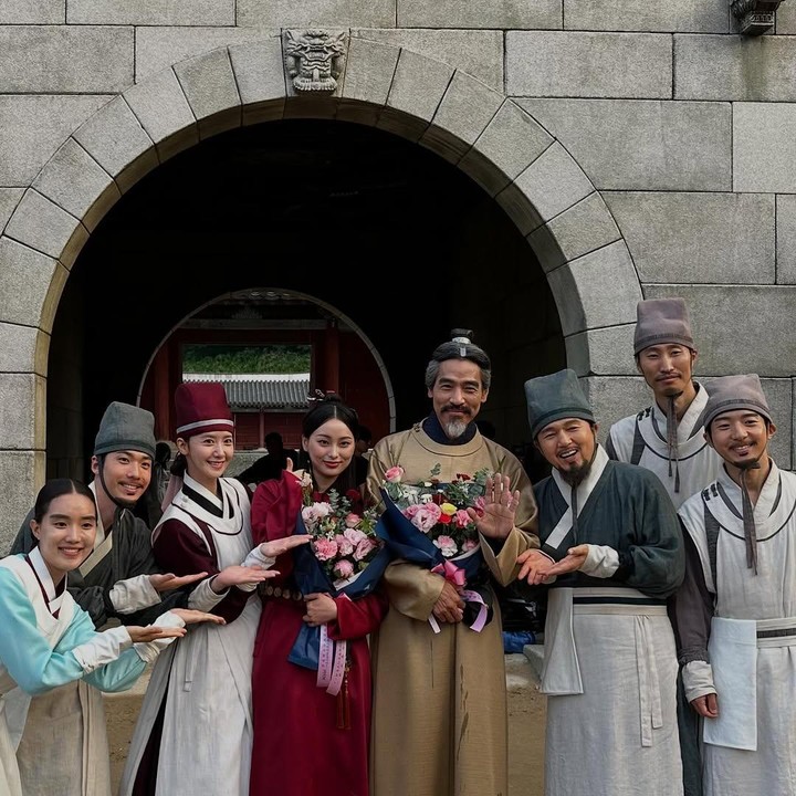 <p>Bunda, potret yang satu ini terasa begitu spesial, ya. Para pemain Bon Appetit, Your Majesty terlihat berkumpul dengan senyum lebar, sementara dua di antaranya memegang buket bunga yang cantik. (Foto: Instagram @rare_773)</p>