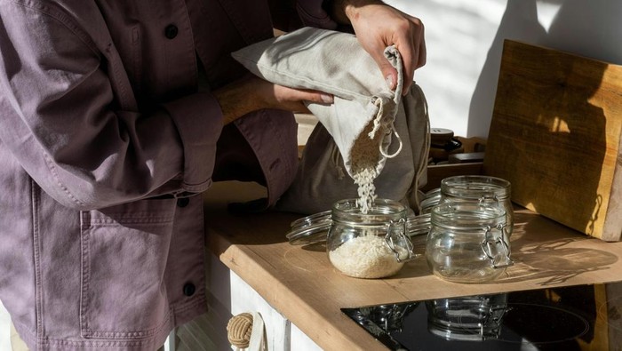 Menyimpan beras yang benar memerhatikan suhu, cahaya, dan eksposur terhadap hama. Simpan dalam kontainer kedap udara.