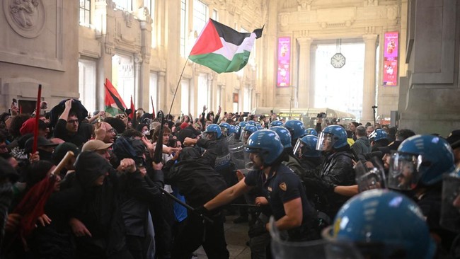Ribuan orang ikut demonstrasi bela Palestina di Italia, sekolah hingga pelabuhan ditutup pada Senin (21/9) waktu setempat.