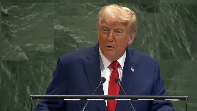 Presiden Amerika Serikat Donald Trump membuka pidatonya di Sidang Majelis Umum Perserikatan Bangsa-Bangsa (PBB) dengan sindiran alat teleprompter rusak.